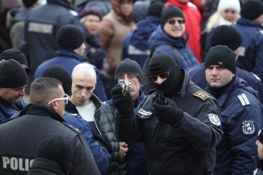 Напрежение на протеста в София: Щурм към Народното събрание, има арести и ранени полицаи